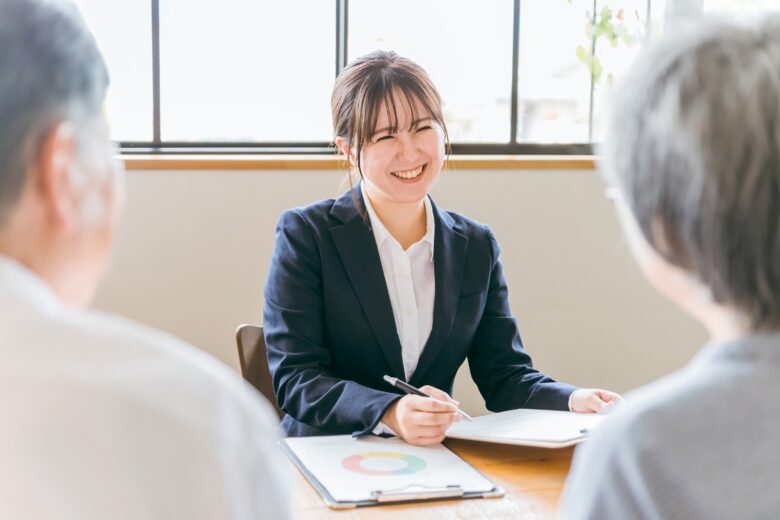 相談するシニア夫婦