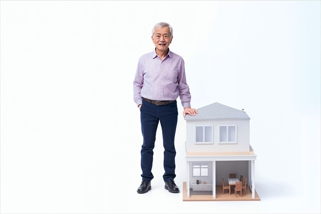 家の模型と老紳士