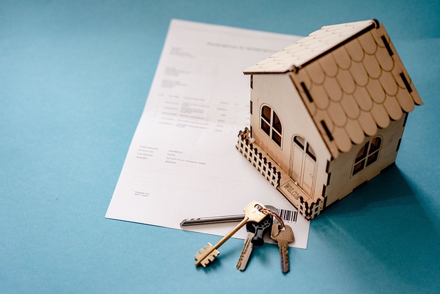 家の模型と鍵と契約書