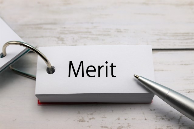 「Merit」と書かれた単語カード