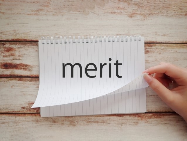 ノートに「merit」の文字