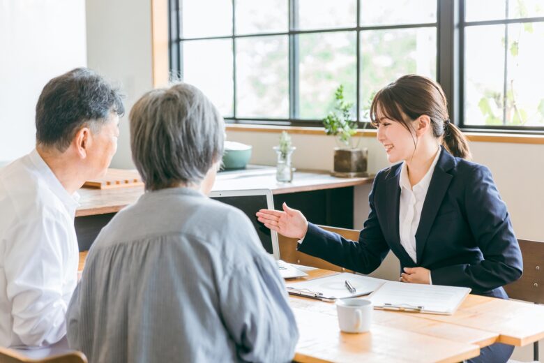 老夫婦から相談を受ける女性