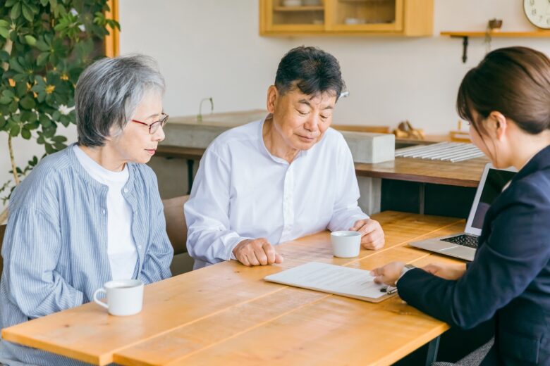 相談する高齢の男女