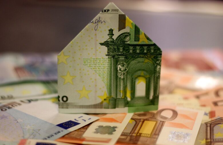 住宅の形に折られた紙幣
