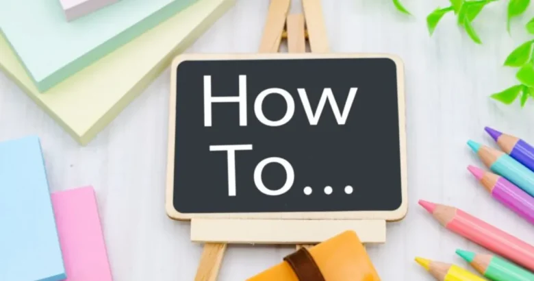 「How To…」と書かれた小さい黒板を囲むメモや色鉛筆