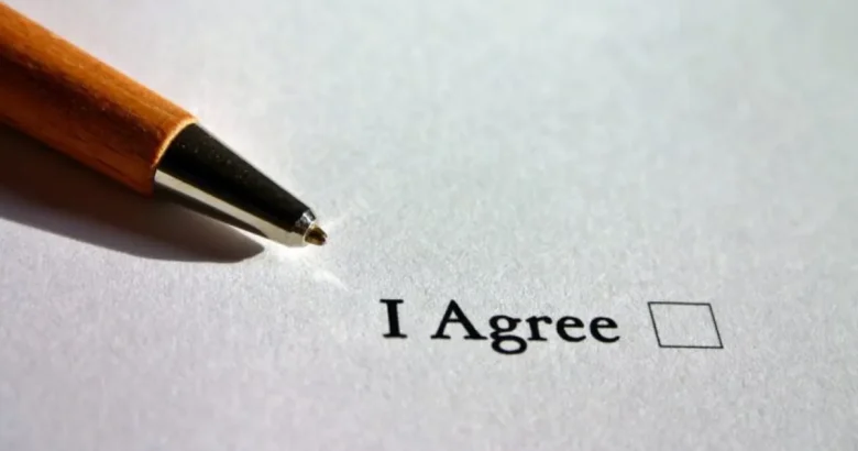 「I Agree」と書かれた紙とペン