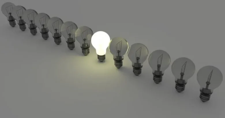 中央の電球のみ点灯している電球の列