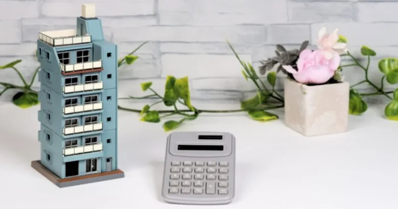 電卓とマンションの模型