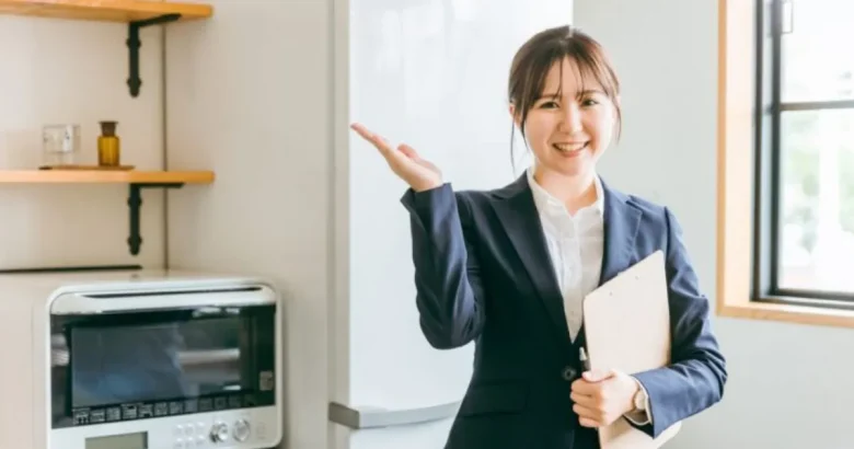 家の中を案内する女性担当営業