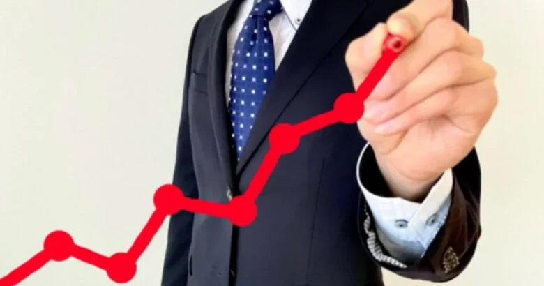 折れ線グラフを書いている男性サラリーマン