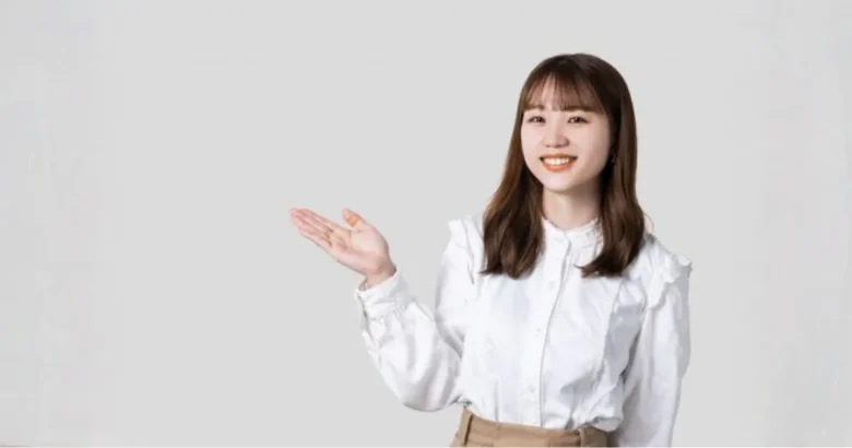 笑顔で指し示す女性