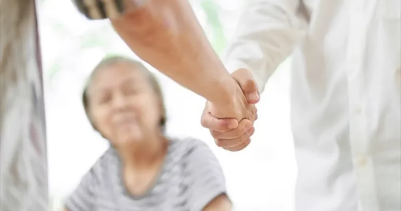 老夫婦と握手している様子