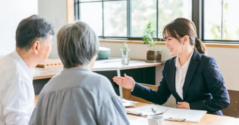 高齢者夫婦に説明をする女性