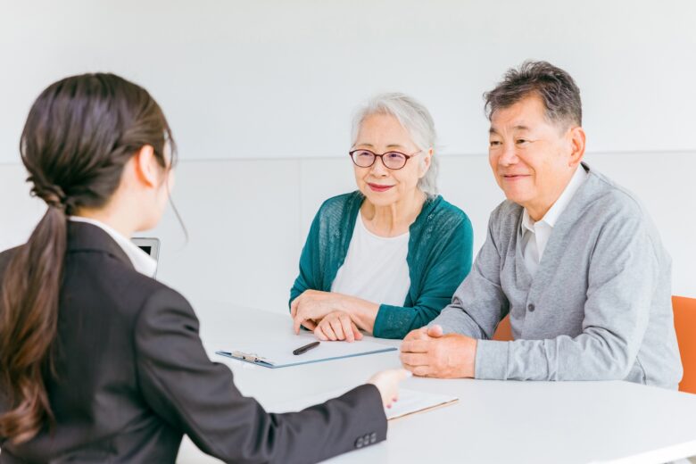 窓口で相談をする老夫婦