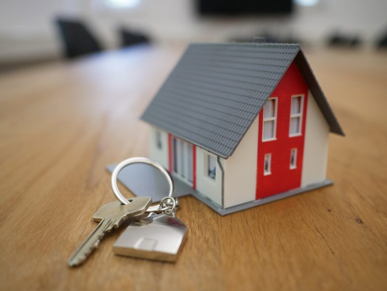 家の模型と鍵