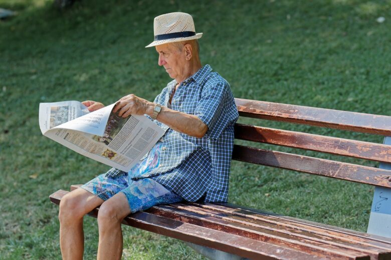 新聞を読む高齢者