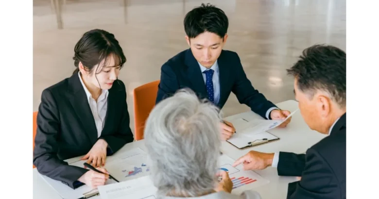 不動産業者に相談する老夫婦