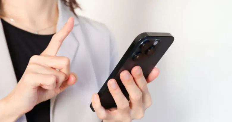 スマホを操作する女性