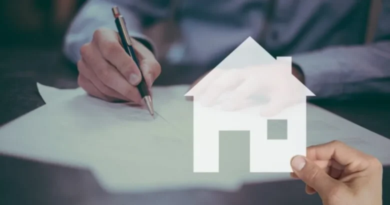 家の模型と書類にサインする人