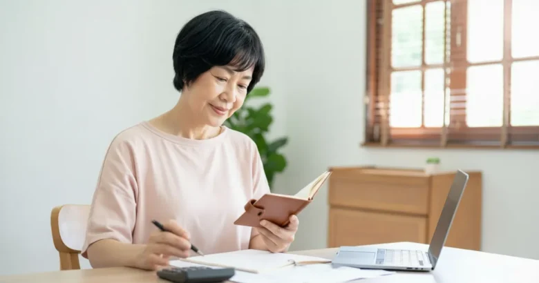 家計簿をチェックしている主婦