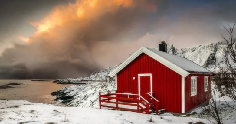 白い屋根と赤い外壁の家