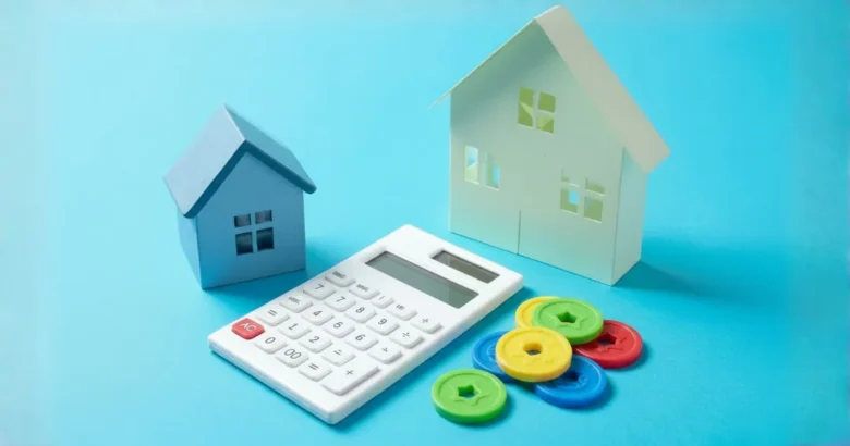 電卓と家の置物