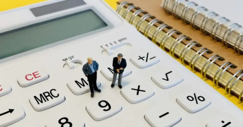 電卓と男性のフィギュア