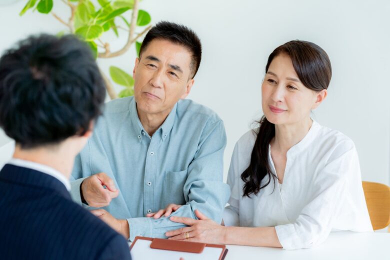 説明を受ける夫婦
