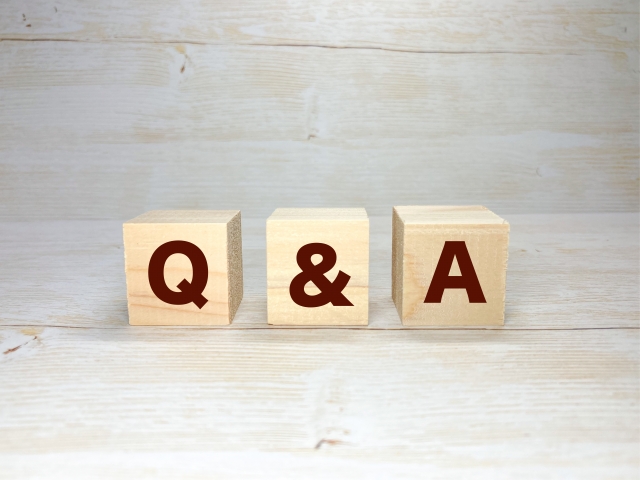 「Q」と「&」と「A」のブロックが3つ並んでいる