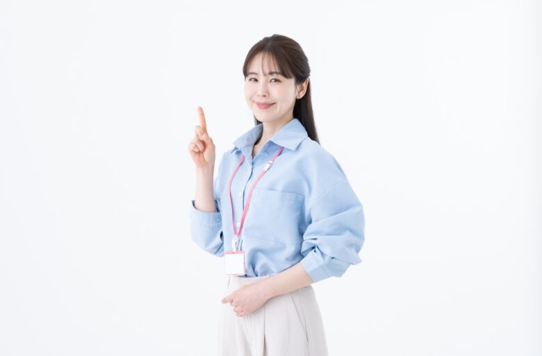 人差し指を上げる女性
