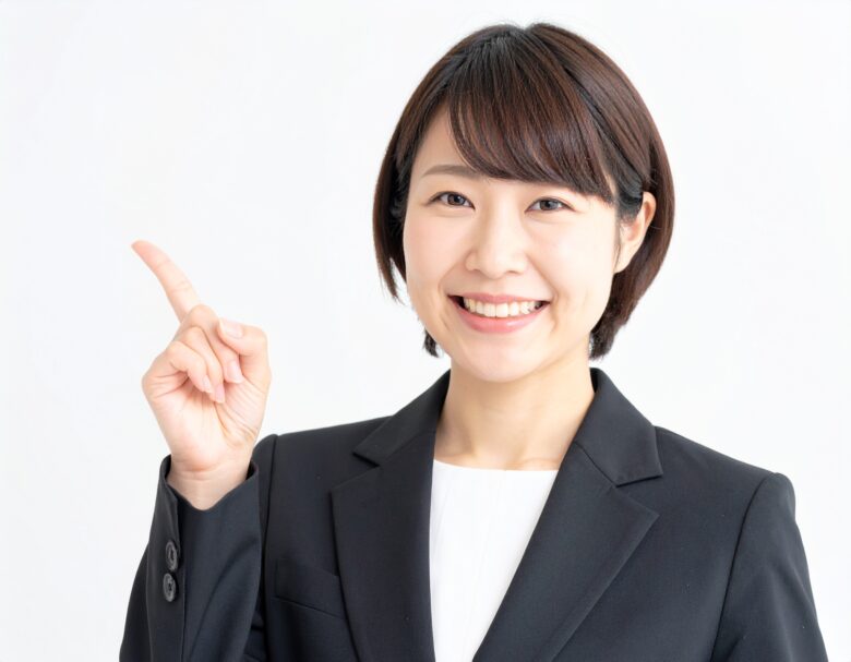 スーツを着た日本人女性が笑顔でおすすめしている