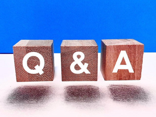 「Q」「＆」「A」と書かれた木のブロックが3つ並んでいる