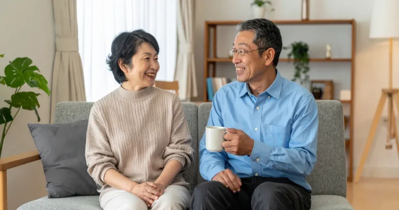 コーヒーを飲んでくつろぐ夫婦