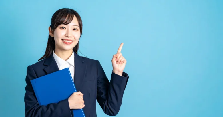 ポイントについて解説する女性