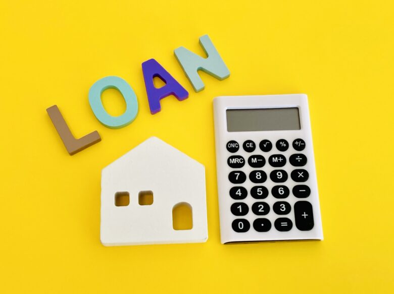 黄色い背景に「LOAN」の文字と電卓