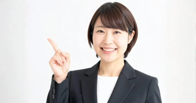 スーツを着た笑顔の女性