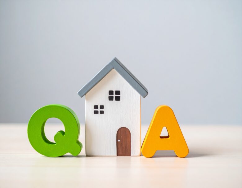 ミニチュアの家と、「Q」と「A」の文字が並んでいる。