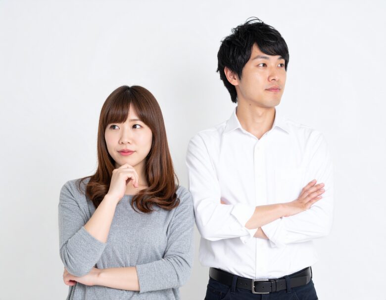 妻は左側に立ち左方向を見ている。夫は右側に立ち右方向を見ている。二人は考え事をしている。