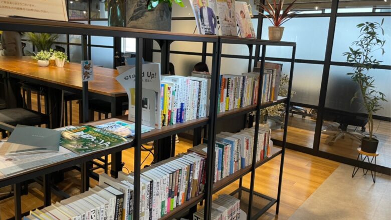 様々な書籍が置かれ、興味を引く