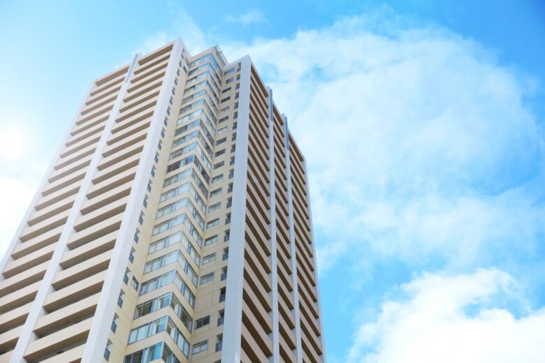 青空を背景にした高層マンション