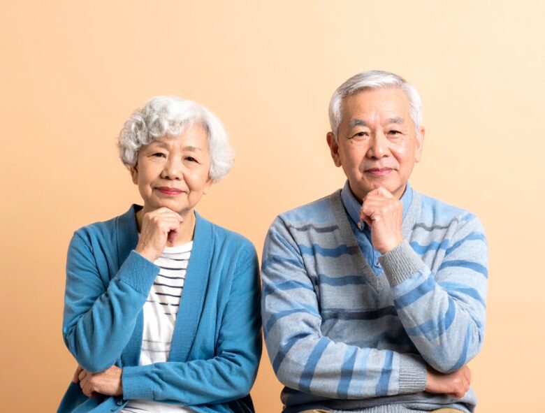 高齢の夫婦が顎に手を当てて考え事をしている様子