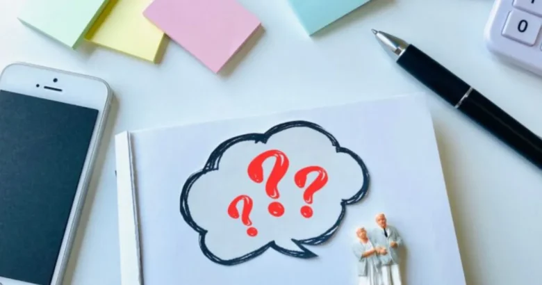 シニア夫婦と「？」のフキダシ