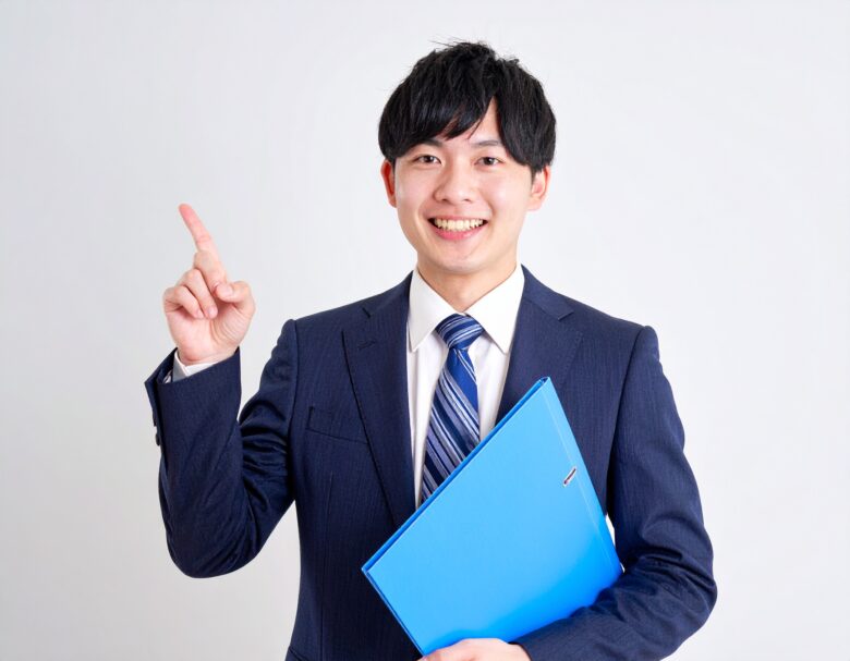 スーツを着た男性が人差し指を立ててポイントを指している