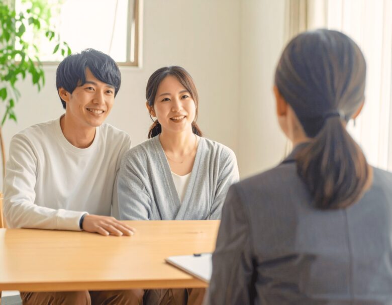 専門家の説明をうける夫婦