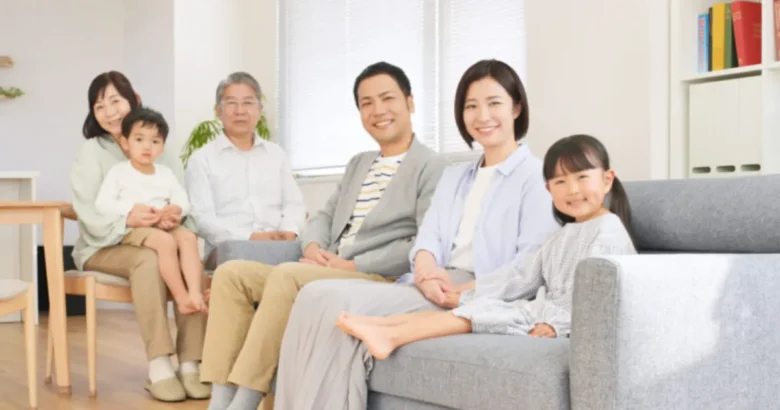 宅内で幸せそうな大家族