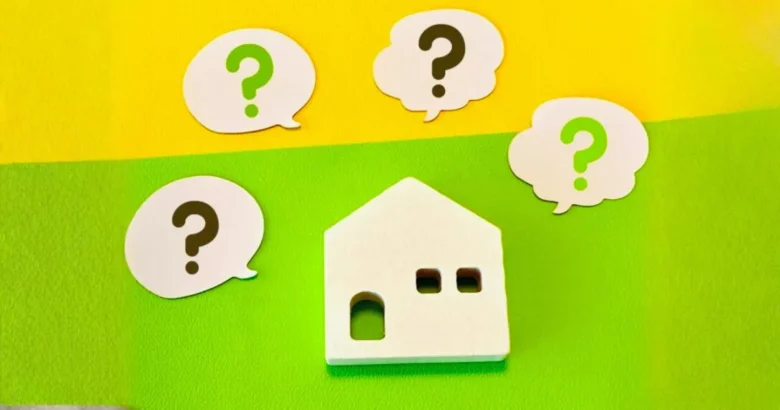 家の模型と「？」のフキダシ