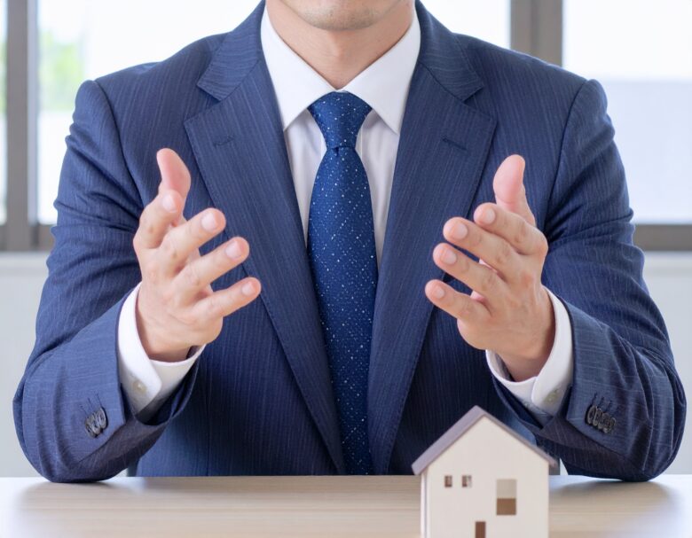 男性営業マンが手ぶりをいれながら説明している手元