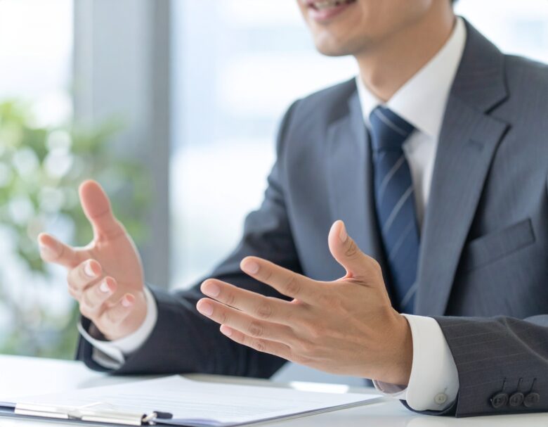 説明している営業マンの手元