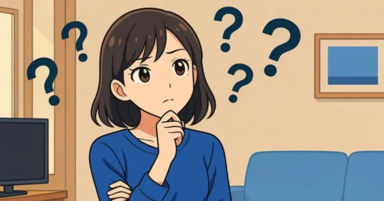 リビングルームで腕を組みながら斜め上を見つめ、リースバックについて考え事をしているアニメ風の若い女性のイラスト。頭上には複数のクエスチョンマークが浮かび、背景にはテレビやソファ、絵画が配置された自然な色合いの室内が描かれている。
