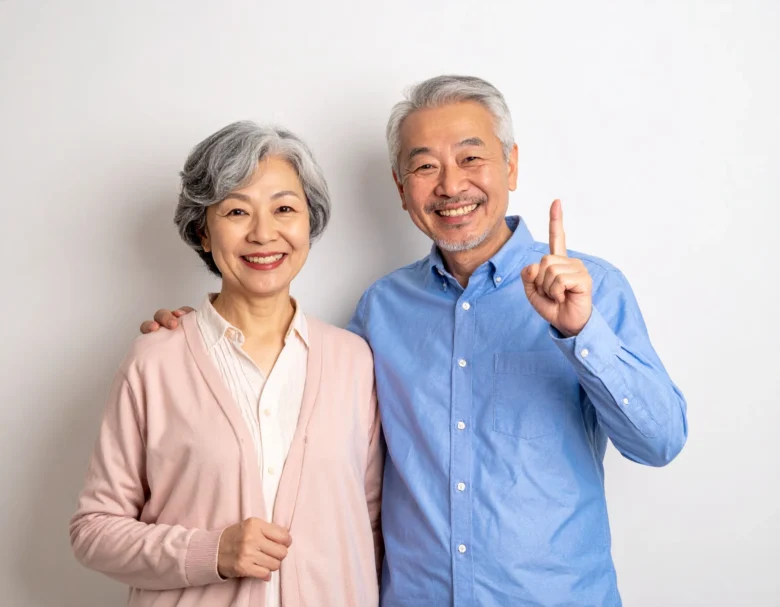 60代の夫婦が微笑んでいる様子